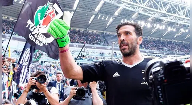Gianluigi Buffon despidiéndose de los hinchas de la Juventus en su último partido Gianluigi Buffon despidiéndose de los hinchas de la Juventus en su último partido