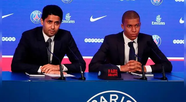 Al Khelaifi y Kylian Mbappé durante la conferencia de prensa del francés en el PSG.