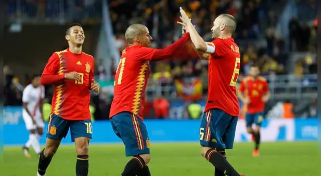 Thiago Alcántara, David Silva y Andrés Iniesta en escena. Thiago Alcántara, David Silva y Andrés Iniesta en escena.