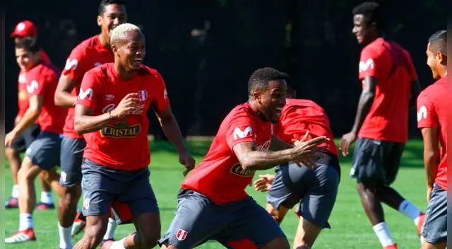 El Werder Bremen estaría interesado en fichar a un jugador peruano como lateral derecho o de '6'. El Werder Bremen estaría interesado en fichar a un jugador peruano como lateral derecho o de '6'.