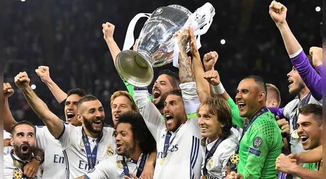 Sergio Ramos levantando el trofeo de la Champions League tras vencer a la Juventus en Cardiff el 2017. Sergio Ramos levantando el trofeo de la Champions League tras vencer a la Juventus en Cardiff el 2017.