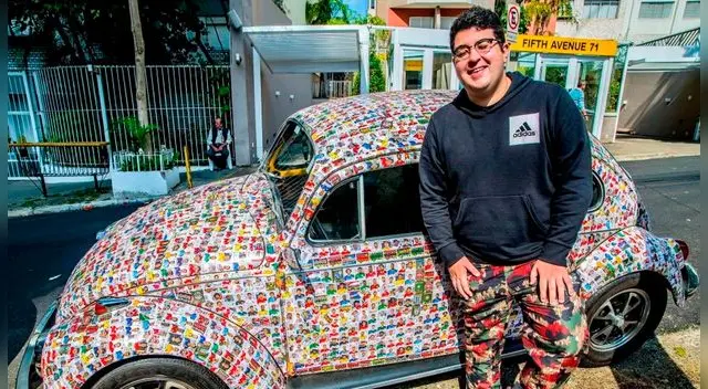 Youtuber brasileño tapiza su auto con figuritas del álbum del Mundial Youtuber brasileño tapiza su auto con figuritas del álbum del Mundial