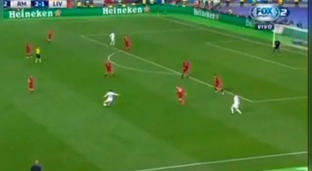 Gareth Bale convirtió el tercero del Real Madrid (3-1) gracias a un potente disparo que tuvo la colaboración del meta de Liverpool, Loris Karius. Gareth Bale convirtió el tercero del Real Madrid (3-1) gracias a un potente disparo que tuvo la colaboración del meta de Liverpool, Loris Karius.
