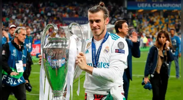 Gareth Bale posa con el trofeo de la Champions League. Gareth Bale posa con el trofeo de la Champions League.