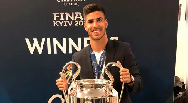 Marco Asensio posa con el título de la Champions League en Kiev. Marco Asensio posa con el título de la Champions League en Kiev.