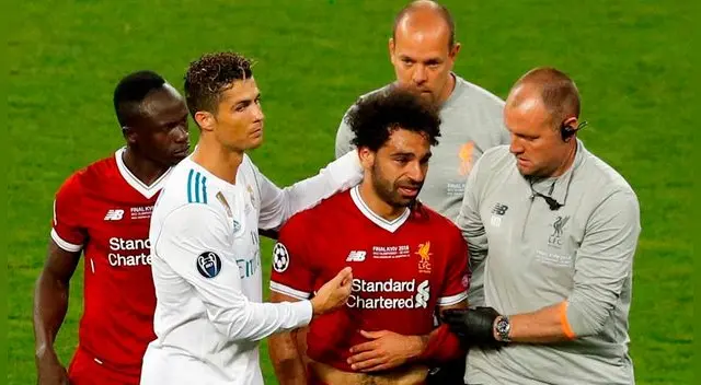 Mohamed Salah se lesiona el hombro sale del campo en medio de lágrimas Mohamed Salah se lesiona el hombro sale del campo en medio de lágrimas