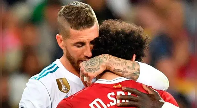 Sergio Ramos abraza a Mohamed Salah tras ocasionarle una dura lesión en la final de la Champions League. Sergio Ramos abraza a Mohamed Salah tras ocasionarle una dura lesión en la final de la Champions League.