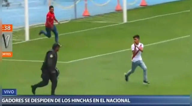 Hinchas se volvieron locos con el entrenamiento de la Selección Peruana en el Nacional. Captura: Canal N Hinchas se volvieron locos con el entrenamiento de la Selección Peruana en el Nacional. Captura: Canal N