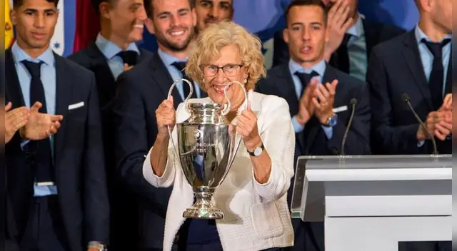 Manuela Carmena, alcaldesa de Madrid, levanta la copa de la UEFA Champions League Manuela Carmena, alcaldesa de Madrid, levanta la copa de la UEFA Champions League
