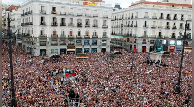 La euforia total de los 'madridistas' en la Puerta del Sol La euforia total de los 'madridistas' en la Puerta del Sol