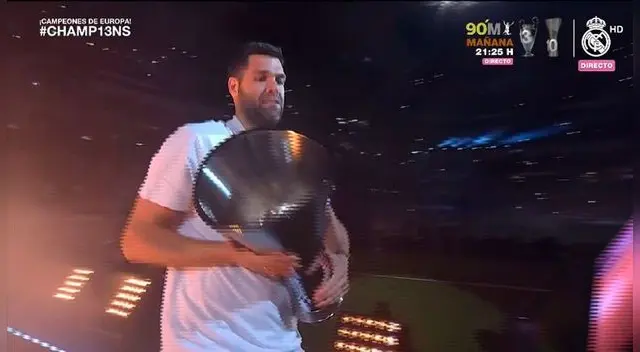 Sergio Llull Melià, jugador español de baloncesto del Real Madrid, es uno de los más queridos por la hinchada 'blanca' y por ende lleva la 'orejona'. Sergio Llull Melià, jugador español de baloncesto del Real Madrid, es uno de los más queridos por la hinchada 'blanca' y por ende lleva la 'orejona'.