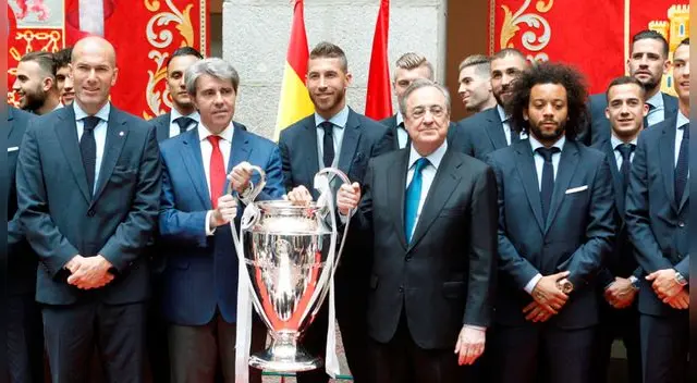 El plantel del Real Madrid junto a su presidente Florentino Pérez y el presidente de la Comunidad de Madrid, Ángel Garrido. El plantel del Real Madrid junto a su presidente Florentino Pérez y el presidente de la Comunidad de Madrid, Ángel Garrido.
