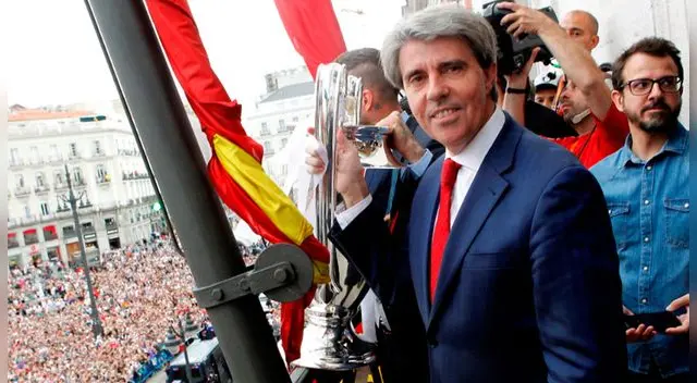 Ángel Garrido, el presidente de la Comunidad de Madrid, posa junto a la 'orejona' Ángel Garrido, el presidente de la Comunidad de Madrid, posa junto a la 'orejona'