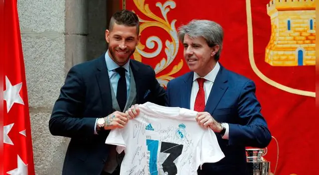 Sergio Ramos entrega regalo a Ángel Garrido, presidente de la Comunidad de Madrid Sergio Ramos entrega regalo a Ángel Garrido, presidente de la Comunidad de Madrid