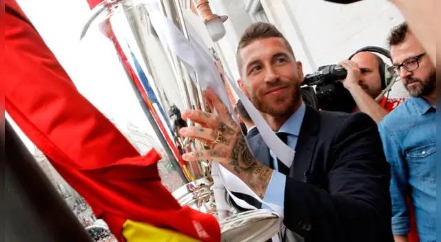 Sergio Ramos y el 'balconazo' en la Puerta del Sol Sergio Ramos y el 'balconazo' en la Puerta del Sol
