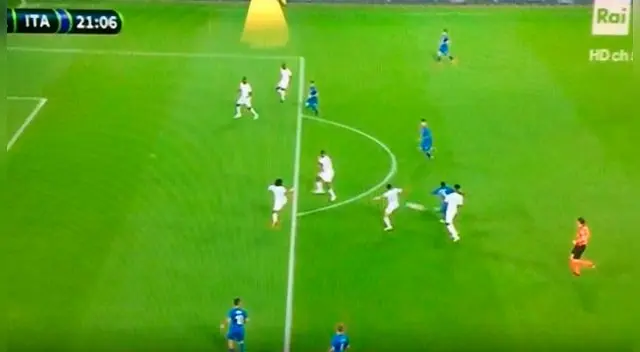 Balotelli convirtió el 1-0 de Italia ante Arabia Saudita y volvió a celebrar un gol con la 'Azzurra' tras 4 años. Foto: Captura Balotelli convirtió el 1-0 de Italia ante Arabia Saudita y volvió a celebrar un gol con la 'Azzurra' tras 4 años. Foto: Captura