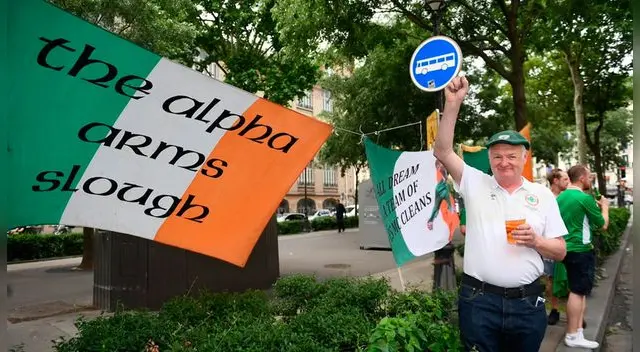 Hinchas irlandeses llegan a París para ver el amistoso internacional Hinchas irlandeses llegan a París para ver el amistoso internacional