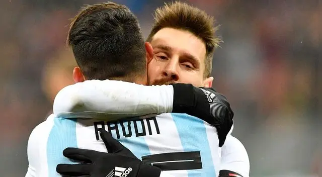 Lionel Messi abraza a Cristian Pavón en un amistoso de la Selección Argentina. Lionel Messi abraza a Cristian Pavón en un amistoso de la Selección Argentina.