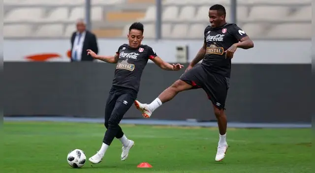 Christian Cueva y Jefferson Farfán en pleno entrenamientos en el estadio Nacional. 