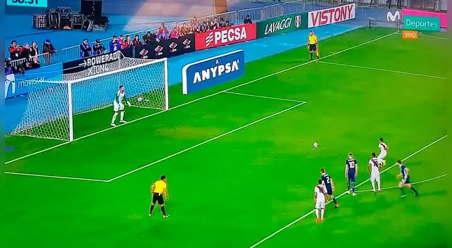 Christian Cueva puso el 1-0 de Perú ante Escocia vía penal. Foto: Captura