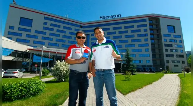 Carlos Salinas y Gustavo Peralta en el frontis del hotel Sheraton de Moscú, donde concentrará la 'Blanquirroja'.