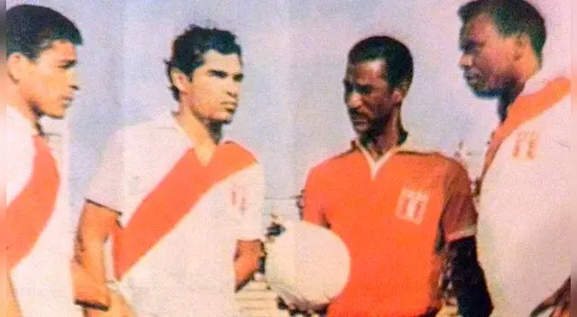 Didí junto a Héctor Chumpitaz, Oswaldo Ramírez y Pedro Pablo León.