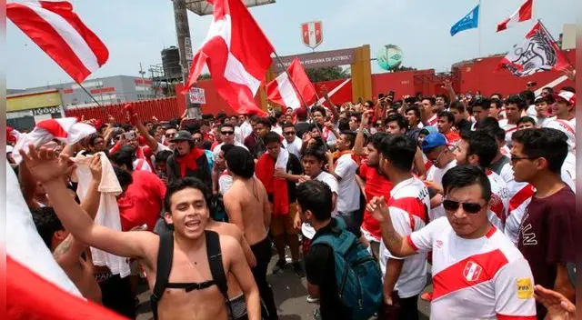 Hinchas de la selección peruana se alegran tras conocer la noticia de Paolo Guerrero. Fuente: Líbero Hinchas de la selección peruana se alegran tras conocer la noticia de Paolo Guerrero. Fuente: Líbero