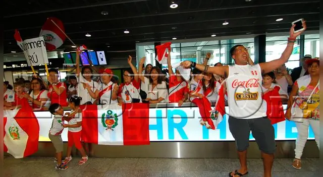 Los hinchas peruanos recibiendo a la selección peruana. Los hinchas peruanos recibiendo a la selección peruana.