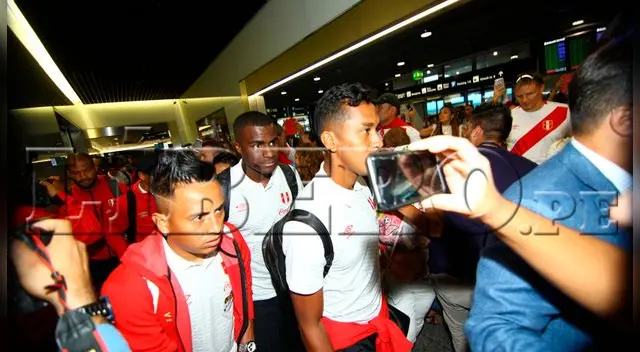 Renato Tapia, Cueva y Ramos saliendo del aeropuerto de Zúrich. Renato Tapia, Cueva y Ramos saliendo del aeropuerto de Zúrich.
