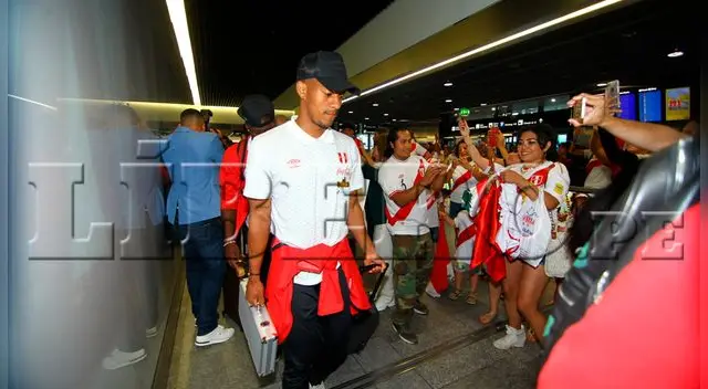 André Carrillo siendo fotografiado por los hinchas peruanos. André Carrillo siendo fotografiado por los hinchas peruanos.
