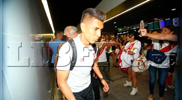 Paolo Hurtado recibiendo el saludo de los hinchas. Paolo Hurtado recibiendo el saludo de los hinchas.