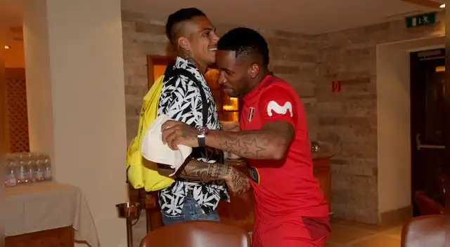 Paolo Guerrero se saluda con Jefferson Farfán.