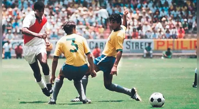 Teófilo Cubillas enfrenta a dos jugadores de Brasil en el Mundial México '70. Teófilo Cubillas enfrenta a dos jugadores de Brasil en el Mundial México '70.