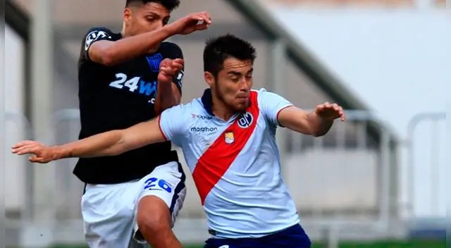 Rodrigo Cuba disputa un partido ante Alianza Lima
