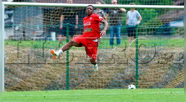 Jefferson Farfán anotó tres descomunales testazos con la 'bicolor'. Jefferson Farfán anotó tres descomunales testazos con la 'bicolor'.