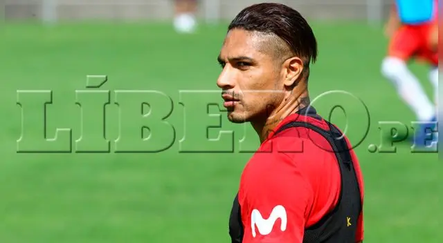 Paolo Guerrero hizo de las suyas en el entrenamiento de la Selección Peruana. Foto: Hugo Díaz/Líbero Paolo Guerrero hizo de las suyas en el entrenamiento de la Selección Peruana. Foto: Hugo Díaz/Líbero