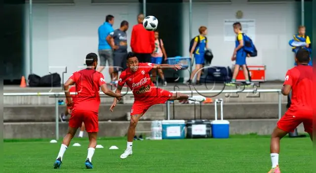 Hugo Díaz. Christian Cueva pelea con todo un balón en la práctica. Hugo Díaz. Christian Cueva pelea con todo un balón en la práctica.