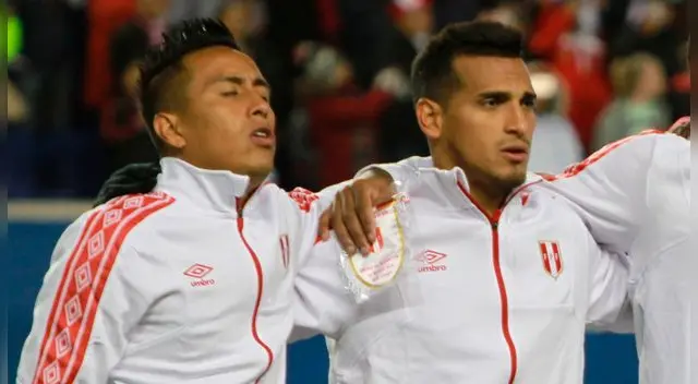 Christian Cueva y Miguel Trauco entonan el himno nacional antes del Perú vs. Islandia.