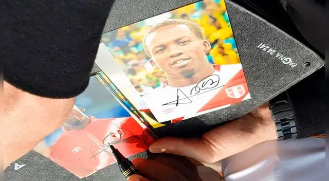 Luis Advíncula firmó más de diez fotos suyas a un solo aficionado. Vídeo: Hugo Díaz / Líbero
