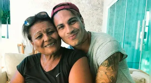 Hincha regaló a Paolo Guerrero unos cristales austríacos para él y su mamá.