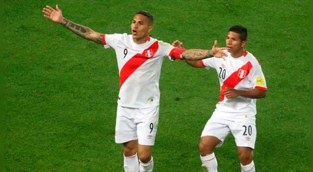 Paolo Guerrero celebra un gol con Edison Flores. Paolo Guerrero celebra un gol con Edison Flores.