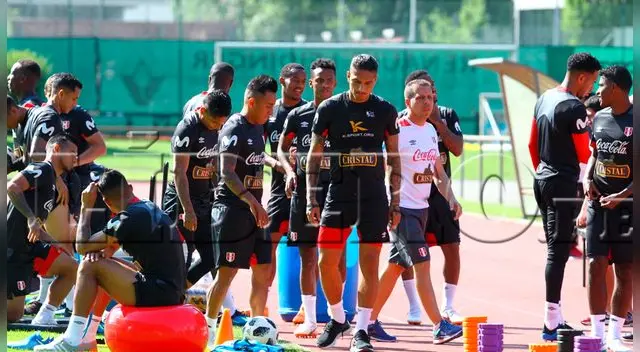 Paolo Guerrero vivió un agradable momento con los hinchas de la Selección Peruana. Foto: Hugo Díaz / Líbero Paolo Guerrero vivió un agradable momento con los hinchas de la Selección Peruana. Foto: Hugo Díaz / Líbero