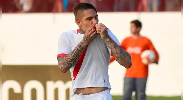 Paolo Guerrero celebra un gol con la Selección Peruana.