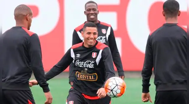 André Carrillo envió palabras de aliento a Sergio Peña, quien quedó fuera de la lista de 23 jugadores de Perú para Rusia 2018. André Carrillo envió palabras de aliento a Sergio Peña, quien quedó fuera de la lista de 23 jugadores de Perú para Rusia 2018.