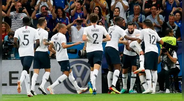 Pogba salió silbado del campo de juego. Tuvo un partido para el olvido.