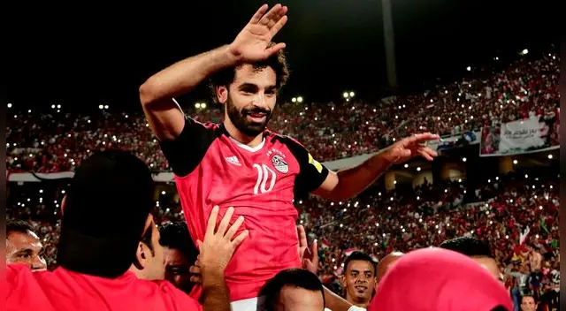 Mohamed Salah cargado en hombros tras lograr la clasificación al Mundial de Rusia. Mohamed Salah cargado en hombros tras lograr la clasificación al Mundial de Rusia.