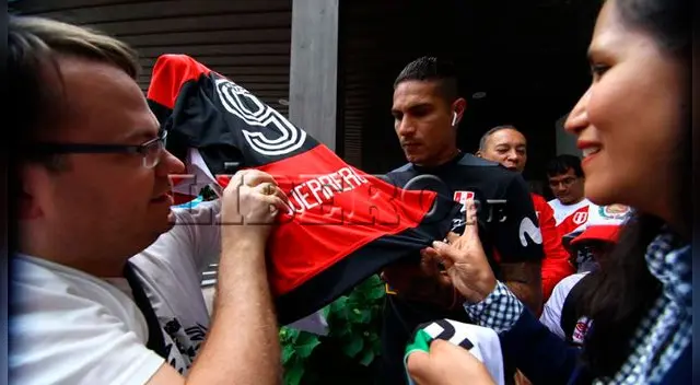Hugo Díaz. Paolo Guerrero fue aguardado por hinchas de la selección peruana afuera del Hotel Lowen Montafon. Hugo Díaz. Paolo Guerrero fue aguardado por hinchas de la selección peruana afuera del Hotel Lowen Montafon.