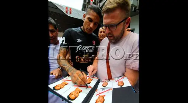 Hugo Díaz. Paolo Guerrero fue el más requerida por los hinchas e inclusive firmó la colección de uno de ellos. Hugo Díaz. Paolo Guerrero fue el más requerida por los hinchas e inclusive firmó la colección de uno de ellos.