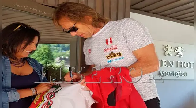 Ricardo Gareca firmó autógrafos a hinchas peruanos Ricardo Gareca firmó autógrafos a hinchas peruanos
