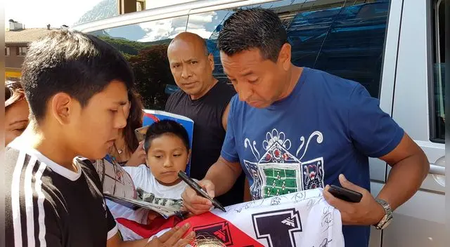 Selección Peruana: Nolberto Solano firmó autógrafos y pasó días con hinchas peruanos  [VÍDEO Y FOTOS]